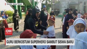 VIDEO: Guru Berkostum Superhero Sambut Siswa Baru