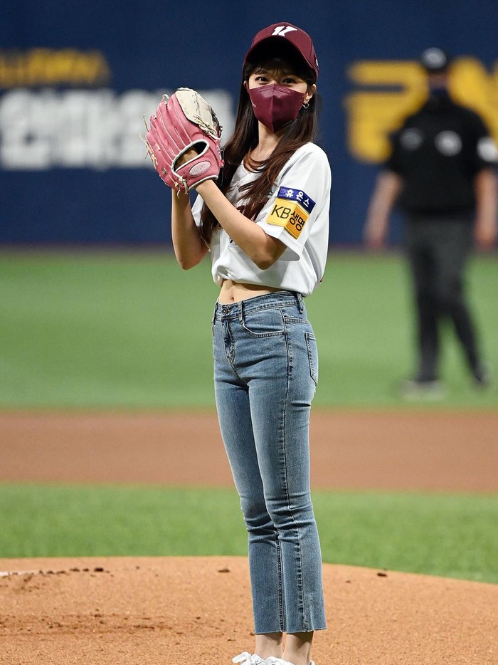 Haein LABOUM di pertandingan KBO League Hanwha Eagles 2022 dan Kiwoom Heroes dipuji dengan ketangkasan dalam melempar bola. Tak hanya itu, visual-nya dikagumi penonton. Kendati memakai masker, ia tetap cantik memesona./ Foto: naver.com