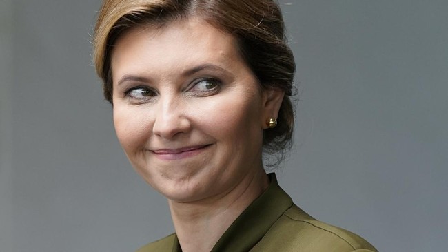 Ibu negara Ukraina, Olenka Zelenska, melakukan lawatan perdananya ke luar negeri sejak invasi Rusia berlangsung pada Februari lalu.