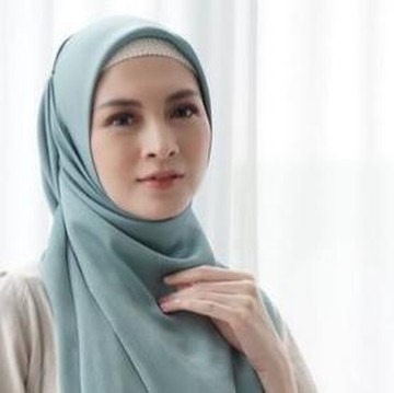 Inspirasi OOTD Hijab Kasual ala Donita yang Simpel dan Penuh Warna