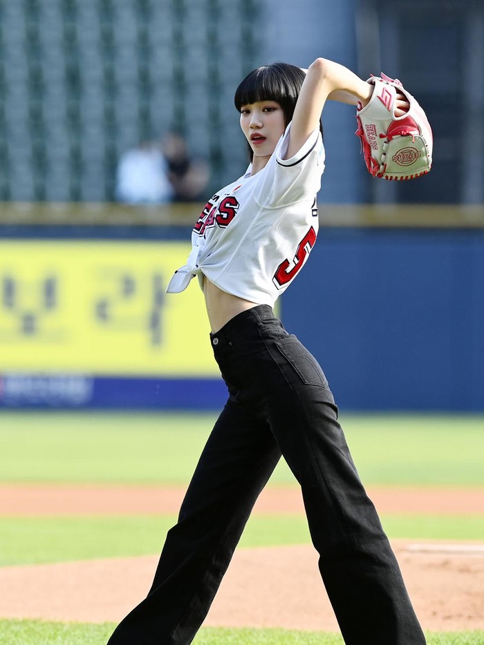 Jadi pelempar pertama di untuk pertandingan Doosan Bears-KT Wiz, Kim Chae Won pasti bakal bikin Beauties melirik pinggang. Dengan outfit kaos serta wide leg pants ia tampil ramping. Duh, bikin iri ya Beauties!/ Foto: naver.com.