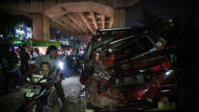 Cerita Ibu Lempar Anak agar Selamat dari Kecelakaan Maut Cibubur Anak usia 4 tahun selamat dari kecelakaan maut di Cibubur, setelah dilempar ibunya dari motor. Kepala si anak robek, ibu tewas di tempat.