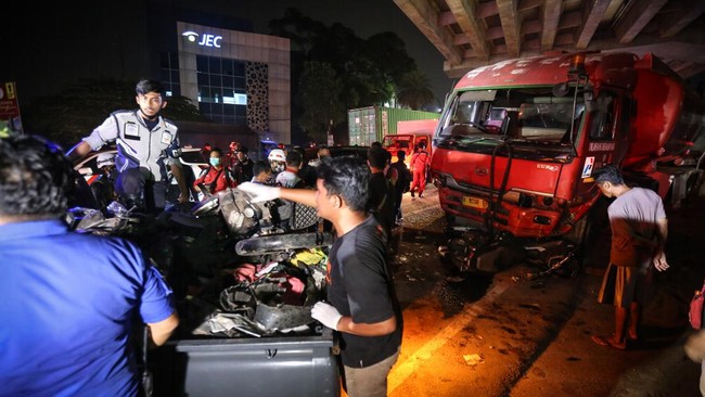 Polisi menggelar olah tempat kejadian perkara (TKP) tambahan kasus kecelakaan maut truk tangki Pertamina di Cibubur, hari ini.