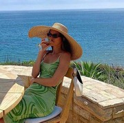 Anti Gerah dan Modis, Ini Deretan Busana dan Aksesori untuk Tampil Bertemakan Summer Chic Holiday