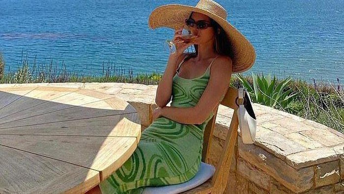 Anti Gerah dan Modis, Ini Deretan Busana dan Aksesori untuk Tampil Bertemakan Summer Chic Holiday