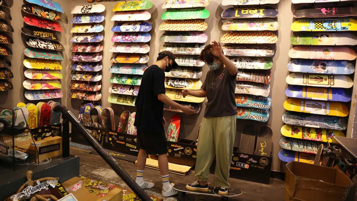 FOTO: Surfskate, Cara Orang Beijing Atasi Cemas karena Lockdown