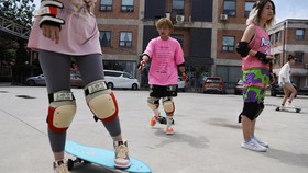 FOTO: Surfskate, Cara Orang Beijing Atasi Cemas karena Lockdown