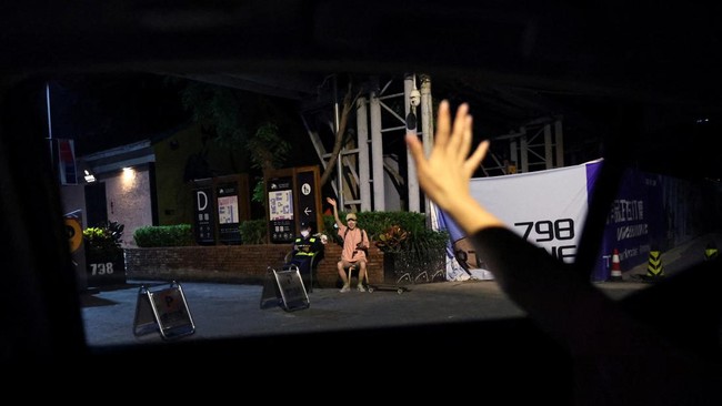FOTO: Surfskate, Cara Orang Beijing Atasi Cemas karena Lockdown