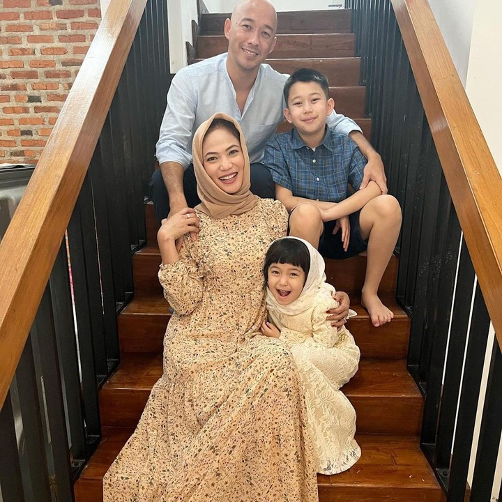 <p>Anak perempuan Kinariyosih ini kerap mencuri perhatian netizen lantaran sering dipanggil <em>Jawa Princess</em> oleh sang Bunda. Ini merupakan potret kebersamaan Kinariyosih dengan keluarga kecilnya. (Foto: Instagram @kinaryosihmoney)</p>