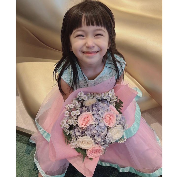 <p>Sierra tersenyum lebar mengenakan <em>dress</em> toska dan <em>pink</em> dengan memegang bunga di hari ulang tahunnya. <em>"Duh ganteng cantik kyak Korea putra putri mbknya (emoji) penerus mbaknya jdi Artis,"</em> tulis seorang netizen. (Foto: Instagram @kinaryosihmoney)</p>