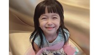 <p>Sierra tersenyum lebar mengenakan <em>dress</em> toska dan <em>pink</em> dengan memegang bunga di hari ulang tahunnya. <em>"Duh ganteng cantik kyak Korea putra putri mbknya (emoji) penerus mbaknya jdi Artis,"</em> tulis seorang netizen. (Foto: Instagram @kinaryosihmoney)</p>