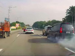 Brak! Mobil Nyelonong Pindah Lajur, Diseruduk Avanza yang Melaju Kencang