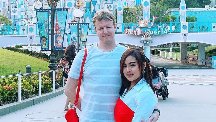 Pasangan Beda Negara Niken dan Suami Bule