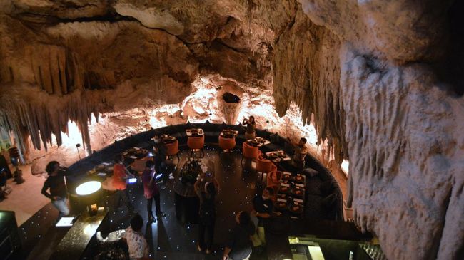 Beberapa waktu lalu, sebuah restoran gua di Bali menghebohkan publik. Banyak yang ketakutan lantaran gua bakal runtuh saat makan dan lainnya.
