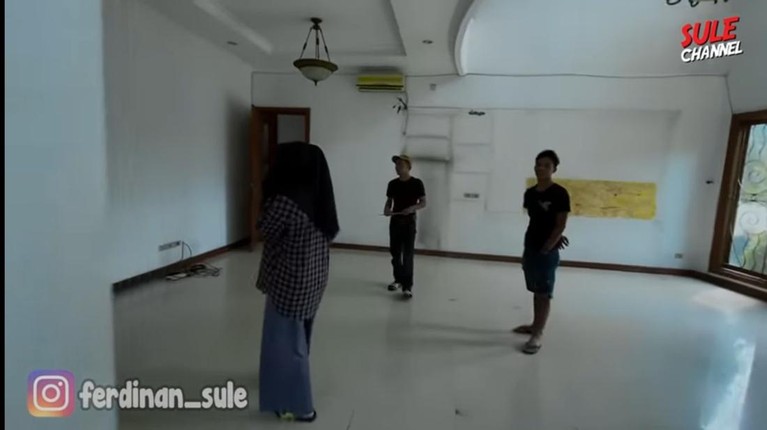 Perbedaan Rumah Nathalie Holscher dan Putri Delina Perbedaan Rumah Nathalie Holscher dan Putri Delina