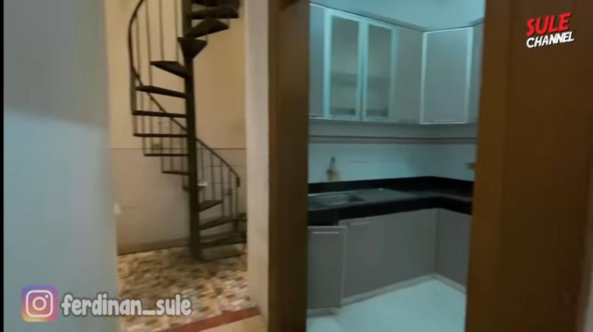 Perbedaan Rumah Nathalie Holscher dan Putri Delina