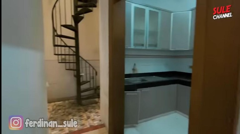 Perbedaan Rumah Nathalie Holscher dan Putri Delina Perbedaan Rumah Nathalie Holscher dan Putri Delina