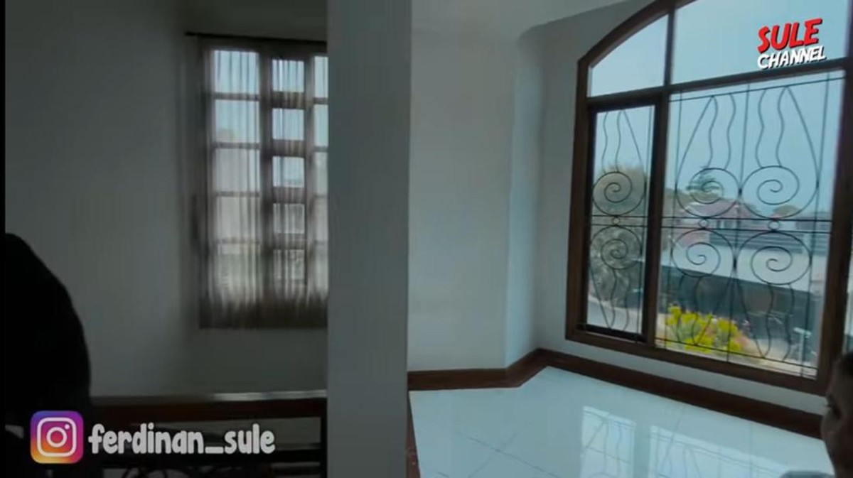 Perbedaan Rumah Nathalie Holscher dan Putri Delina