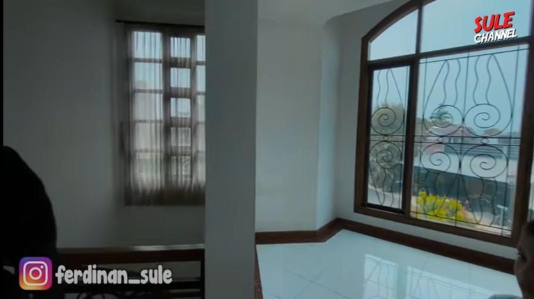 Perbedaan Rumah Nathalie Holscher dan Putri Delina Perbedaan Rumah Nathalie Holscher dan Putri Delina