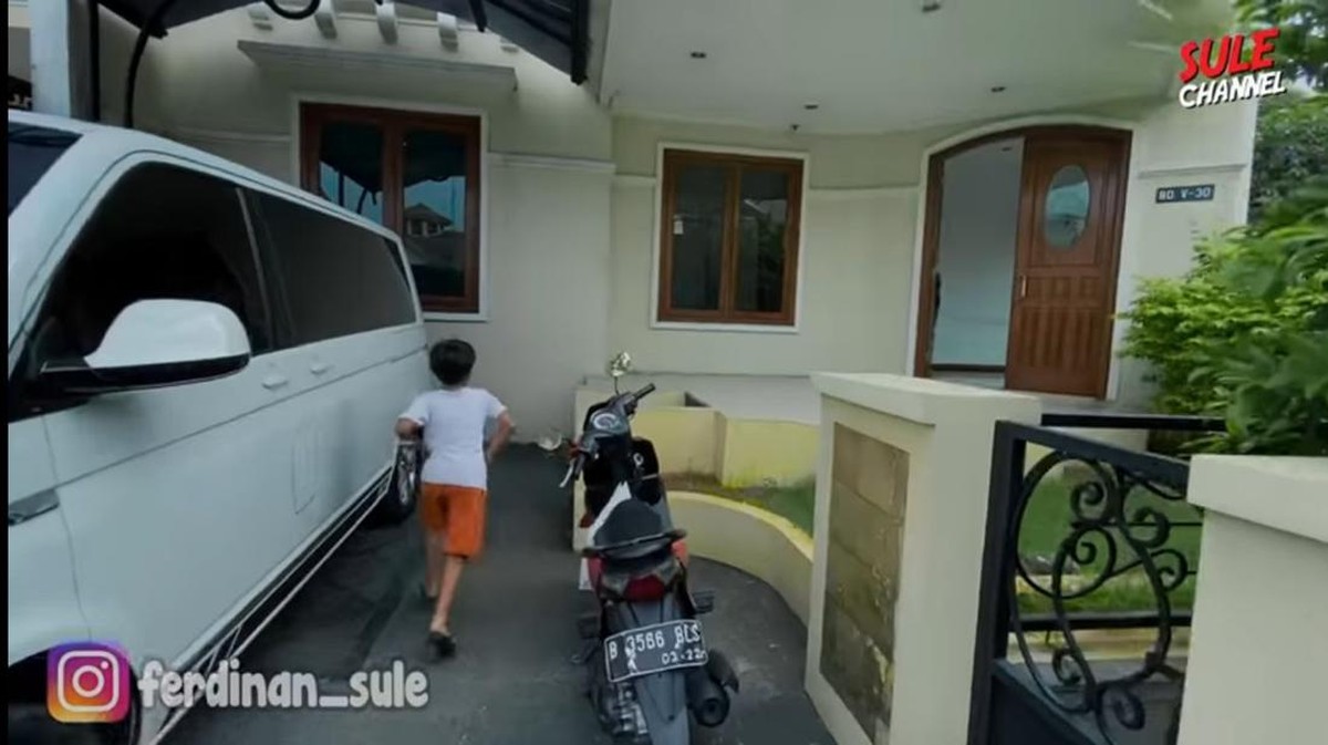 Perbedaan Rumah Nathalie Holscher dan Putri Delina