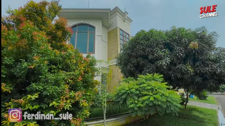 Perbedaan Rumah Nathalie Holscher dan Putri Delina Perbedaan Rumah Nathalie Holscher dan Putri Delina