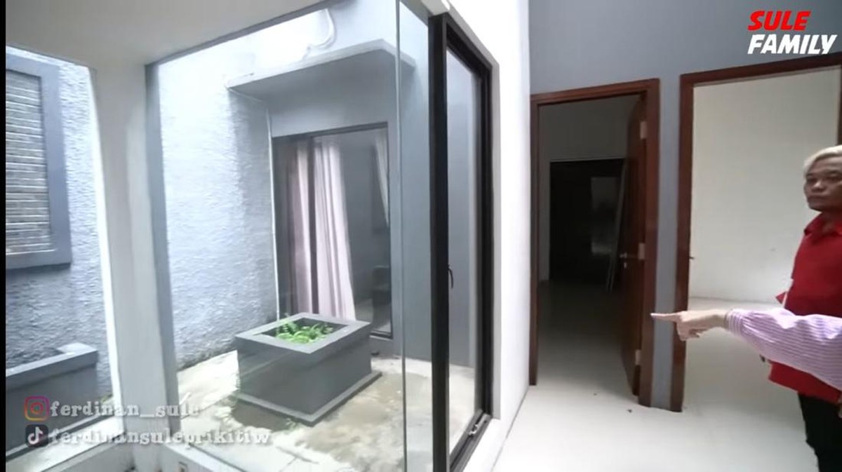 Perbedaan Rumah Nathalie Holscher dan Putri Delina