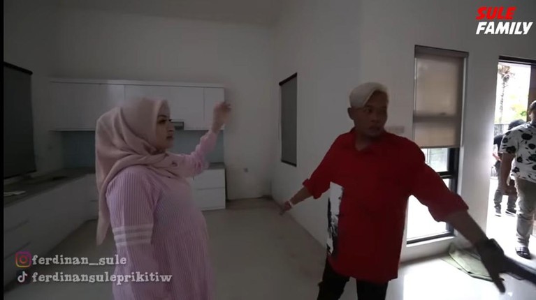 Perbedaan Rumah Nathalie Holscher dan Putri Delina Perbedaan Rumah Nathalie Holscher dan Putri Delina