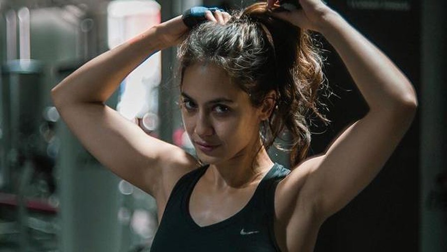 Pevita Pearce Pamer Tubuh Berotot