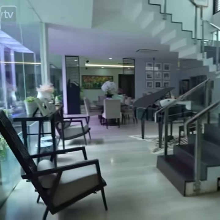 <p>Rumah Rossa juga didominasi dengan kaca nih, Bunda. Rossa sengaja menggunakan kaca karena ruangan jadi terlihat lebih terang di siang hari.  (Foto: YouTube Taulany TV)</p>