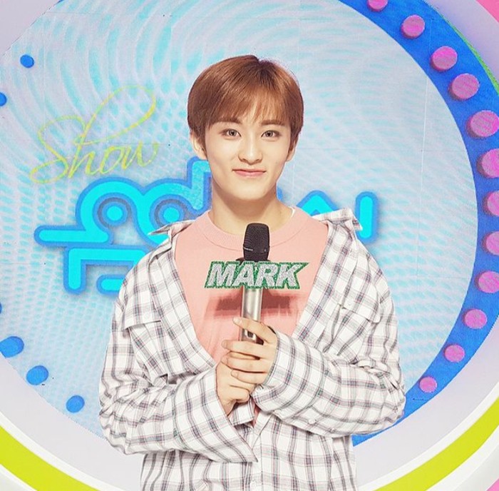 Pria yang sangat menyukai semangka ini, dikenal sebagai pribadi pekerja keras dan tidak berhenti belajar. Tidak heran ia juga pernah ditunjuk sebagai MC Music Core, acara musik yang tayang setiap Sabtu di MBC./Foto: instagram.com/nct