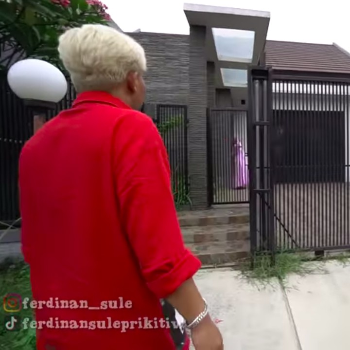 <p>Beberapa waktu lalu, Nathalie Holscher mendapatkan hadiah sebuah rumah dari Sule, Bunda. Rumah ini merupakan kado setahun pernikahan mereka. (Foto: YouTube SULE FAMILY)</p>