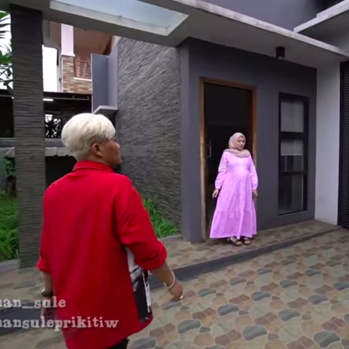 <p>Dari depan, Bunda bisa melihat rumah Nathalie didominasi dengan warna hitam. Tak hanya itu, halaman di depan rumah juga terlihat sangat luas. (Foto: YouTube SULE FAMILY)</p>