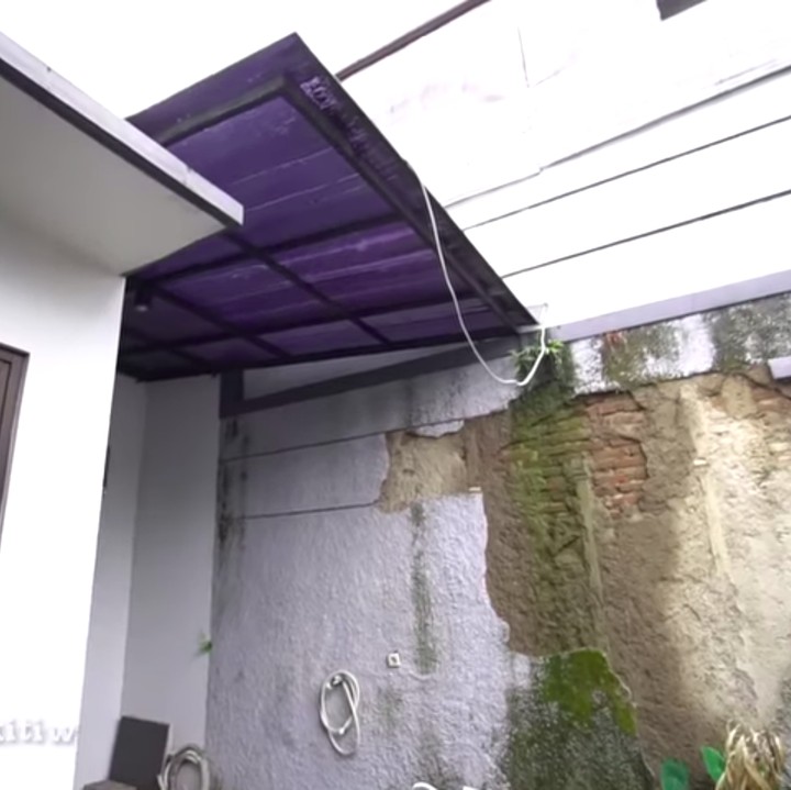 <p>Nathalie mengatakan dirinya masih harus memperbaiki rumah yang diberikan oleh Sule ini. Ia juga akan membuat sebuah kamar mandi di dalam kamar. (Foto: YouTube SULE FAMILY)</p>