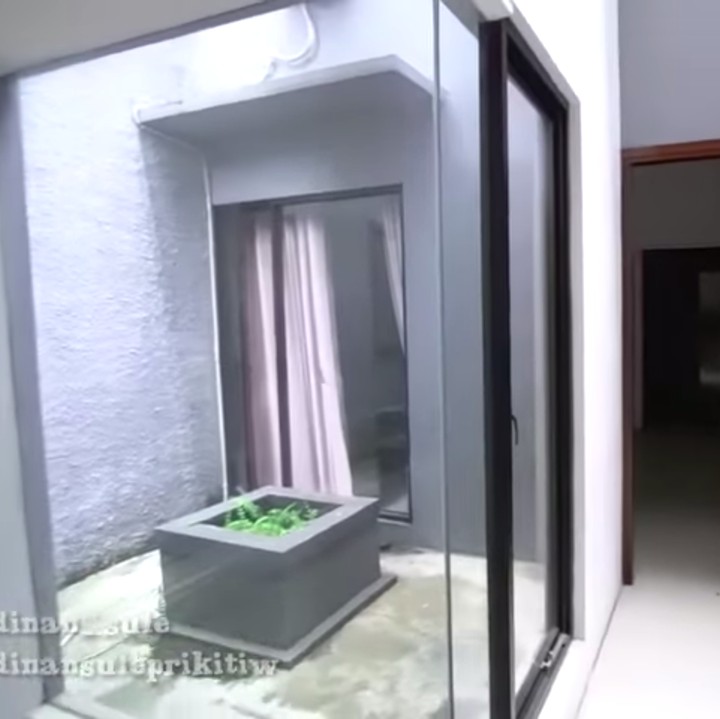<p>Nathalie sendiri mengatakan rumah yang diberikan dari Sule ini akan ia gunakan sebagai tempat tinggal adik-adik serta neneknya. (Foto: YouTube SULE FAMILY)</p>