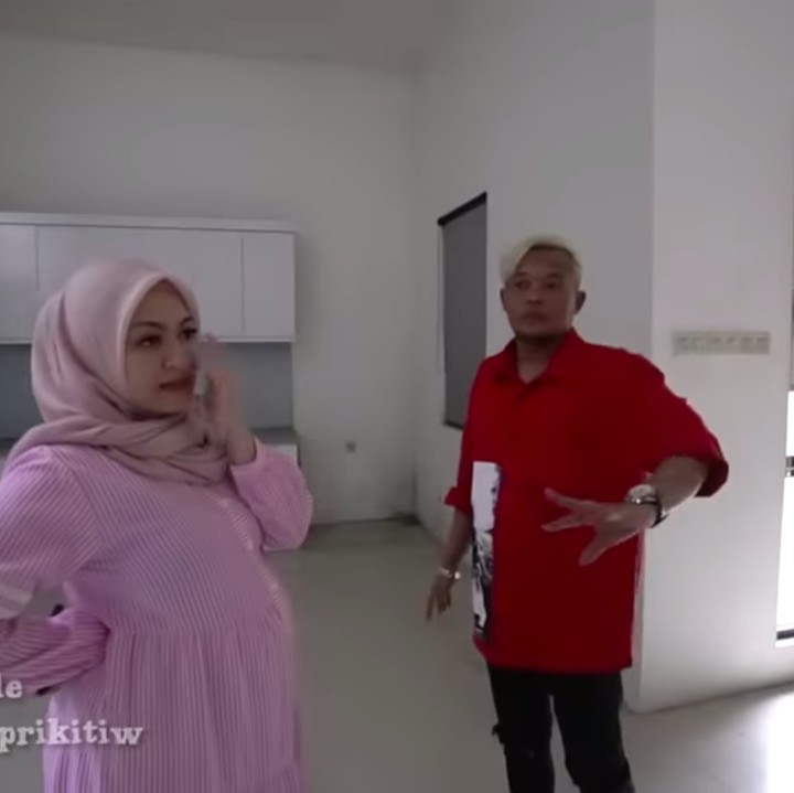 <p>Pada bagian dapur sudah dilengkapi dengan kitchen set. Nathalie juga ingin menghilangkan dapur kotor sehingga rumah semakin terlihat luas. (Foto: YouTube SULE FAMILY)</p>