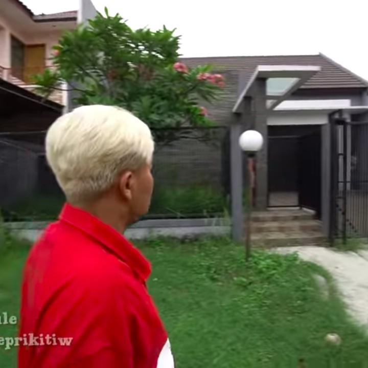 <p>Rumah yang diberikan sule ini tidak terlalu besar, namun cukup luas. Desainnya pun terlihat sangat minimalis dan modern. (Foto: YouTube SULE FAMILY)</p>