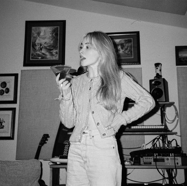 Klarifikasi Sabrina Carpenter soal Kontroversi Syuting MV di Gereja