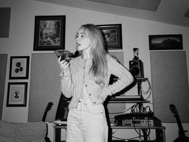 Klarifikasi Sabrina Carpenter soal Kontroversi Syuting MV di Gereja