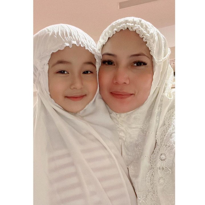 <p>Selain sering memakai warna baju senada, Kinaryosih membagikan potret dirinya bersama Sierra setelah salat di masjid Al-Falah, Singapura. (Foto: Instagram @kinaryosihmoney)</p>