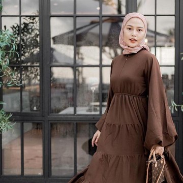 img-title Ide Tampil Modis Pakai Gamis ala Dara Arafah, Elegan dan Manis!