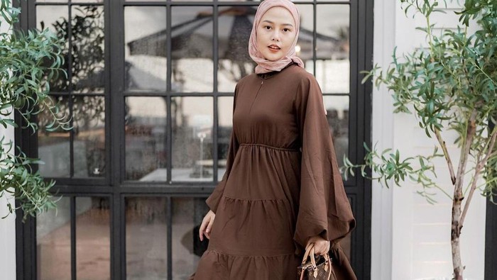Ide Tampil Modis Pakai Gamis ala Dara Arafah, Elegan dan Manis!