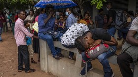 FOTO: Tak Hanya BBM, Warga Sri Lanka Antre Bikin Paspor Berhari-hari