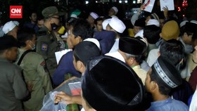 VIDEO: Aksi Saling Dorong Warnai Kedatangan Jemaah Haji Tangerang