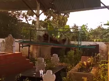 Heboh Video 'Sarung Pocong' Lepas dari Keranda di Area Kuburan