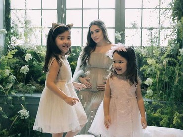 img-title Hamil Anak Cowok, Intip 8 Gaya Maternity Shoot Yasmine Wildblood