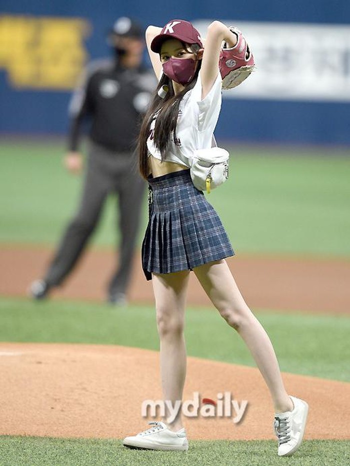 Yoonji Busters tak kalah menggemaskan sebagai first pitcher di laga Samsung Lions dan Kiwoom Heroes. Yoonji menggunakan cropped top dipadu rok mini. Tak lupa tas dan sneaker putih. Imut banget, bukan?/ Foto: mydaily.co.kr