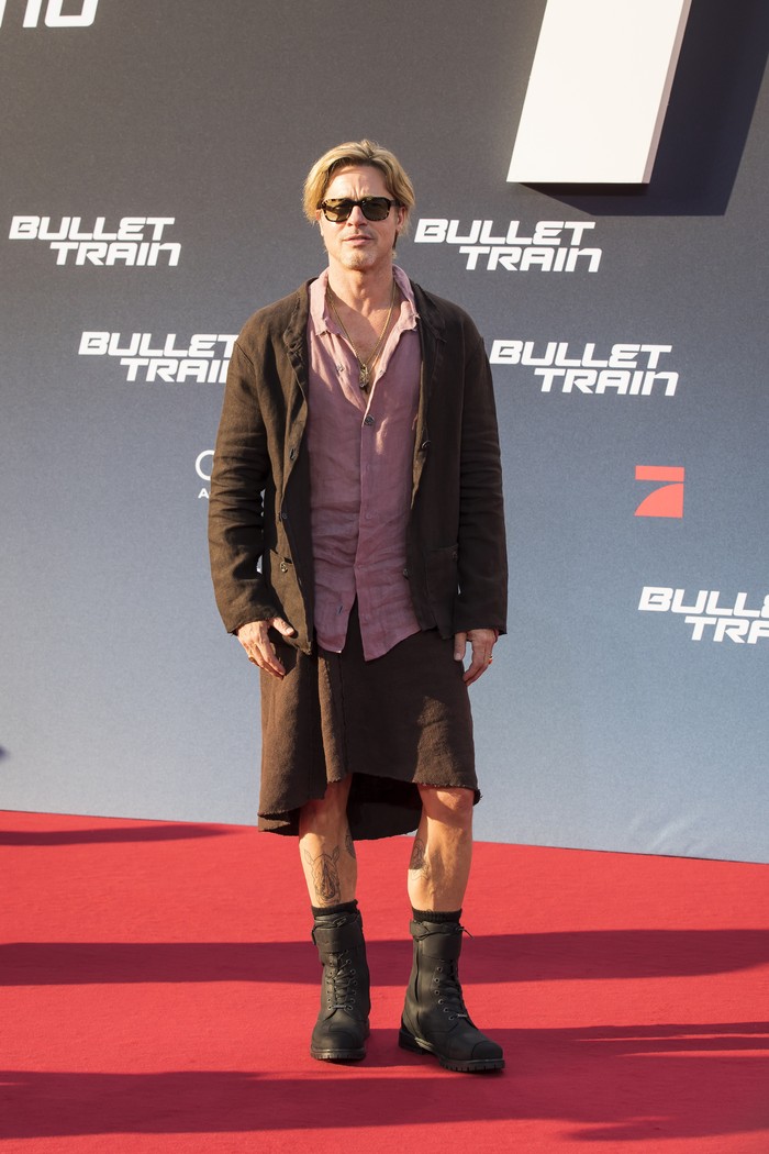 Kini berusia 58 tahun kembali lajang, dari segi penampilan tampaknya Brad Pitt sedang menyukai busana berwarna pastel. Salah satu gaya hebohnya adalah kala memakai setelan dan rok kala menghadiri acara premiere Bullet Train di Jerman pada Juli 2022 lali. Foto: Getty Images for Sony Pictures/Ben Kriemann
