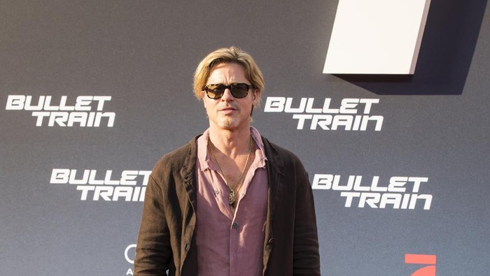 Brad Pitt Jadi Sorotan Karena Pakai Rok di Red Carpet! Ini Alasannya