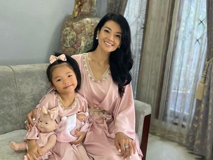 7 Potret Cantiknya Yaya Anak Perempuan Farah Quinn Jago Bikin Kue hingga Berkuda