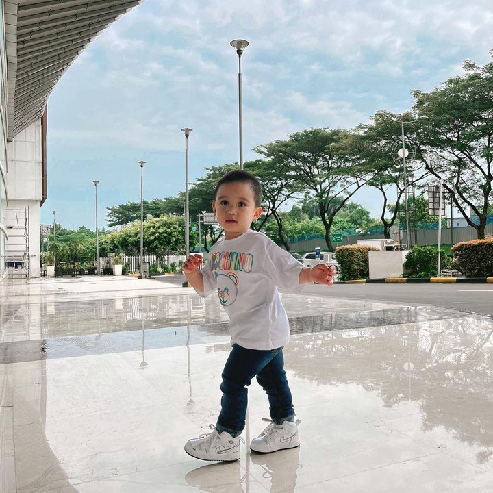 <p>Athar terlihat tampan memakai kaos putih, celana jins, dan sepatu putih saat berpose. Gemas, ya Bunda. “Sayang nya mama dan papa,” tulis Citra Kirana di Instagram. (Foto: Instagram @citraciki)</p>